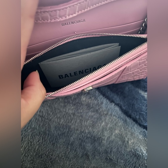 Brand new BALENCIAGA
Hourglass Crocodile Embossed Chain Wallet Pink 100% - Picture 5 of 11